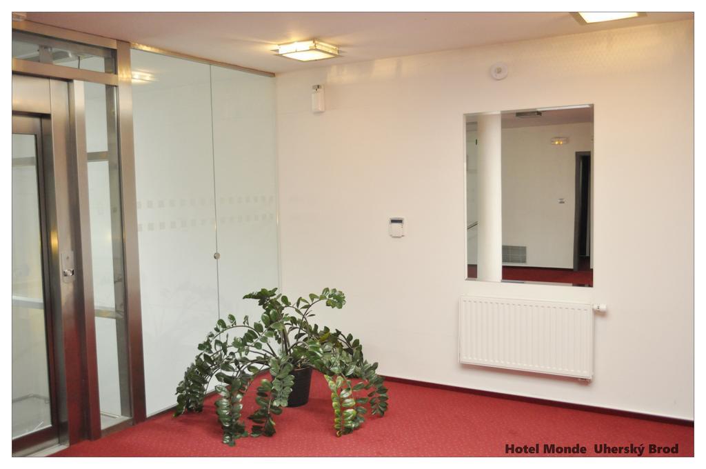 Hotel Monde Uhersky Brod Bagian luar foto