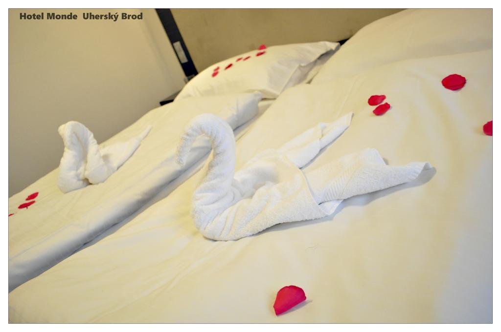 Hotel Monde Uhersky Brod Bagian luar foto