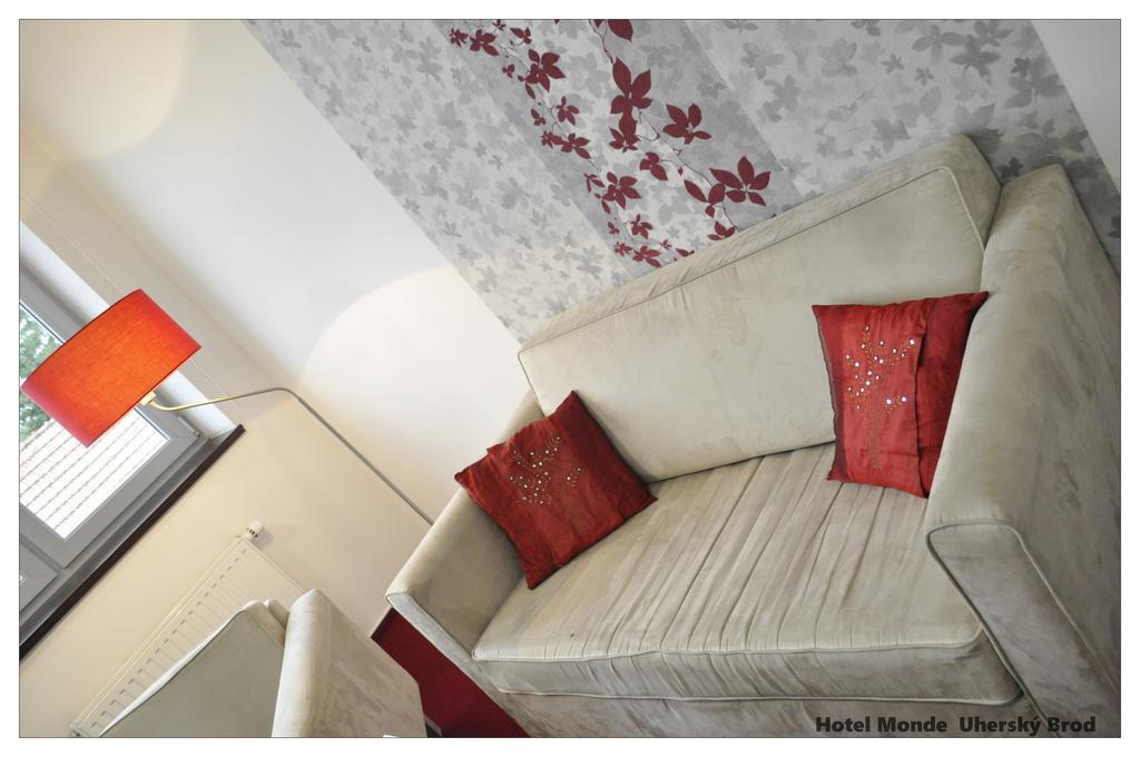 Hotel Monde Uhersky Brod Bagian luar foto