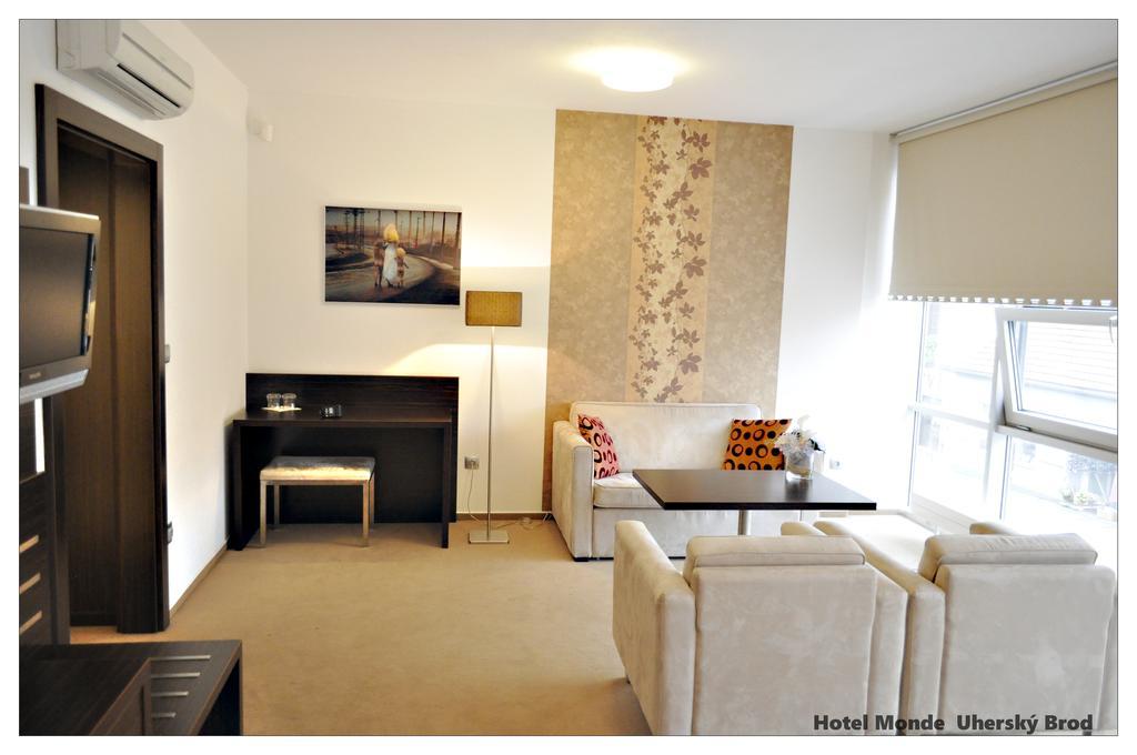 Hotel Monde Uhersky Brod Bagian luar foto
