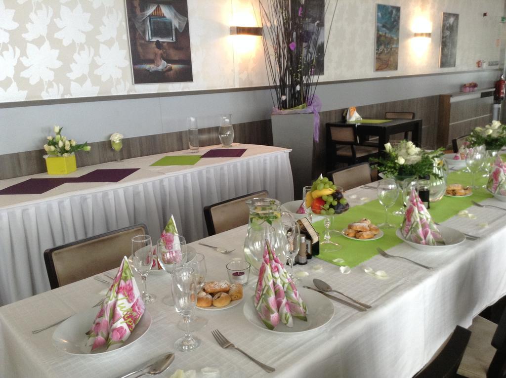 Hotel Monde Uhersky Brod Bagian luar foto