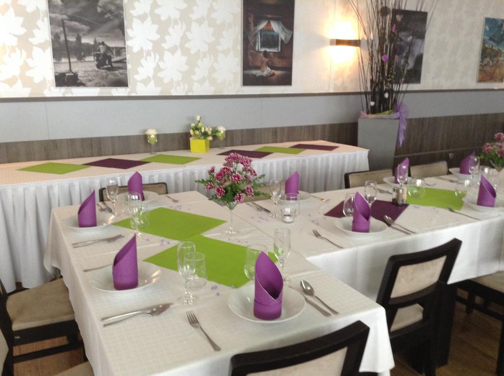 Hotel Monde Uhersky Brod Bagian luar foto