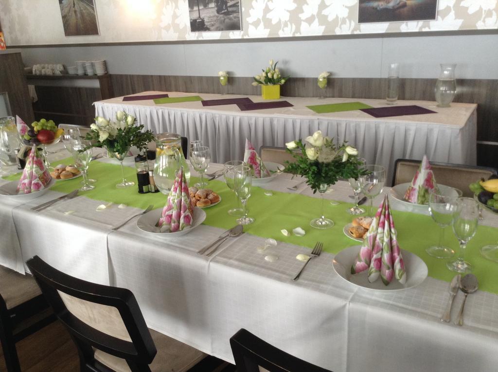 Hotel Monde Uhersky Brod Bagian luar foto