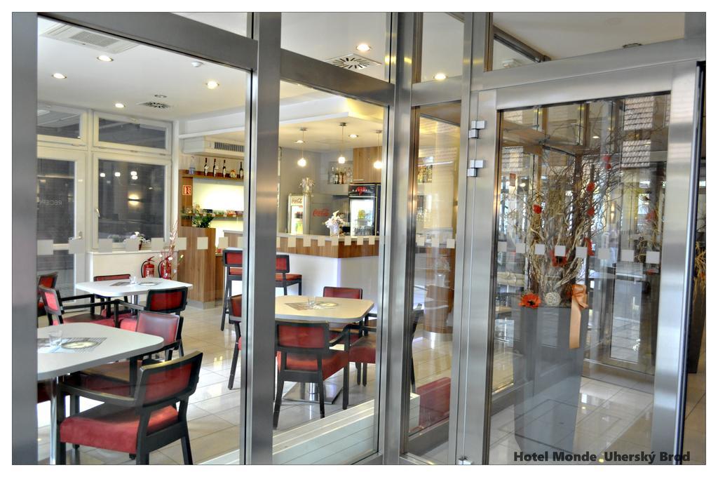 Hotel Monde Uhersky Brod Bagian luar foto